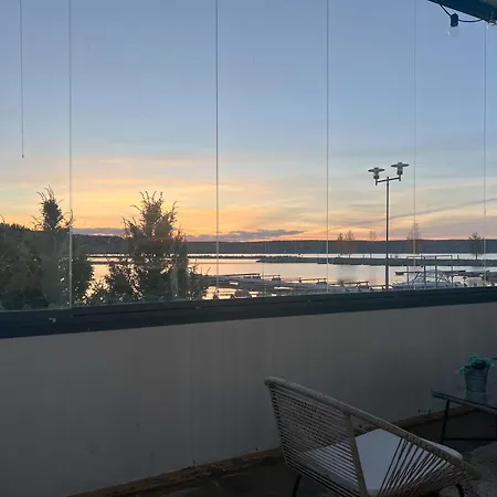 Kaksio Jaervinaekymaellae Ja Saunalla Lahden Satamasta *