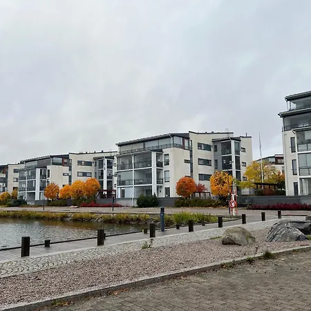 Kaksio Jaervinaekymaellae Ja Saunalla Lahden Satamasta *