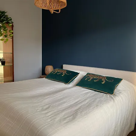 Kaksio Jaervinaekymaellae Ja Saunalla Lahden Satamasta *