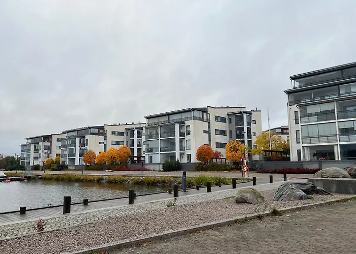 Kaksio Jaervinaekymaellae Ja Saunalla Lahden Satamasta *